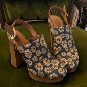 Daisy print clogs ♥️